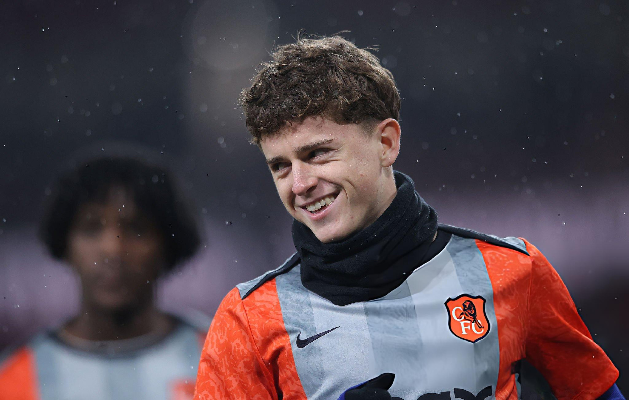 LONDON, ENGLAND - FEBRUARY 03: Charlie Holland of Chelsea warms up prior to the Carabao Cup Semi Final Second Leg match between Arsenal and Chelsea at Emirates Stadium on February 03, 2026 in London, England. (Photo by James Gill - Danehouse/Getty Images)